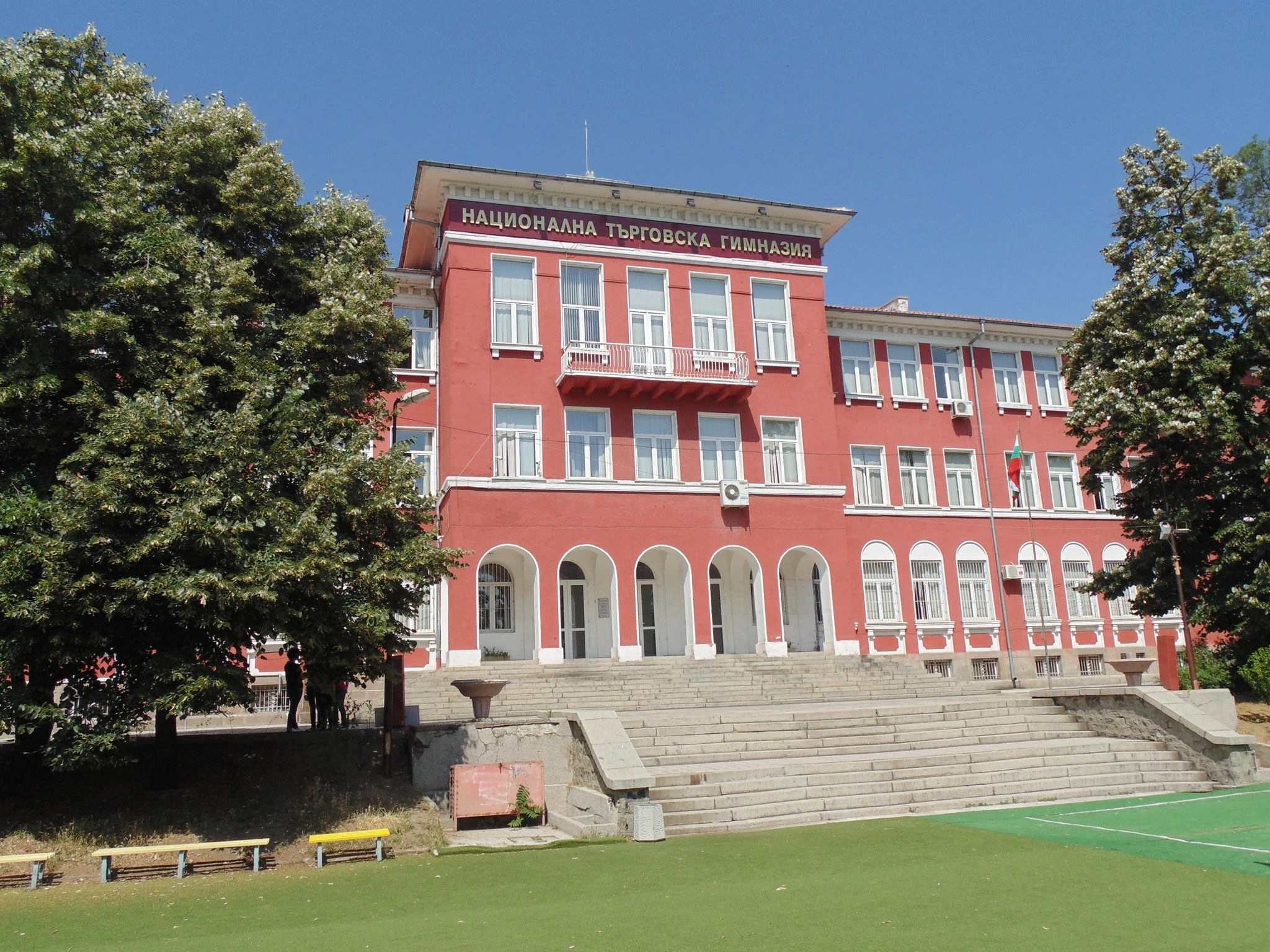 Елиф и Емил от НТГ спечелиха общо 8000 лева от „Стани богат“ за класна стая на открито