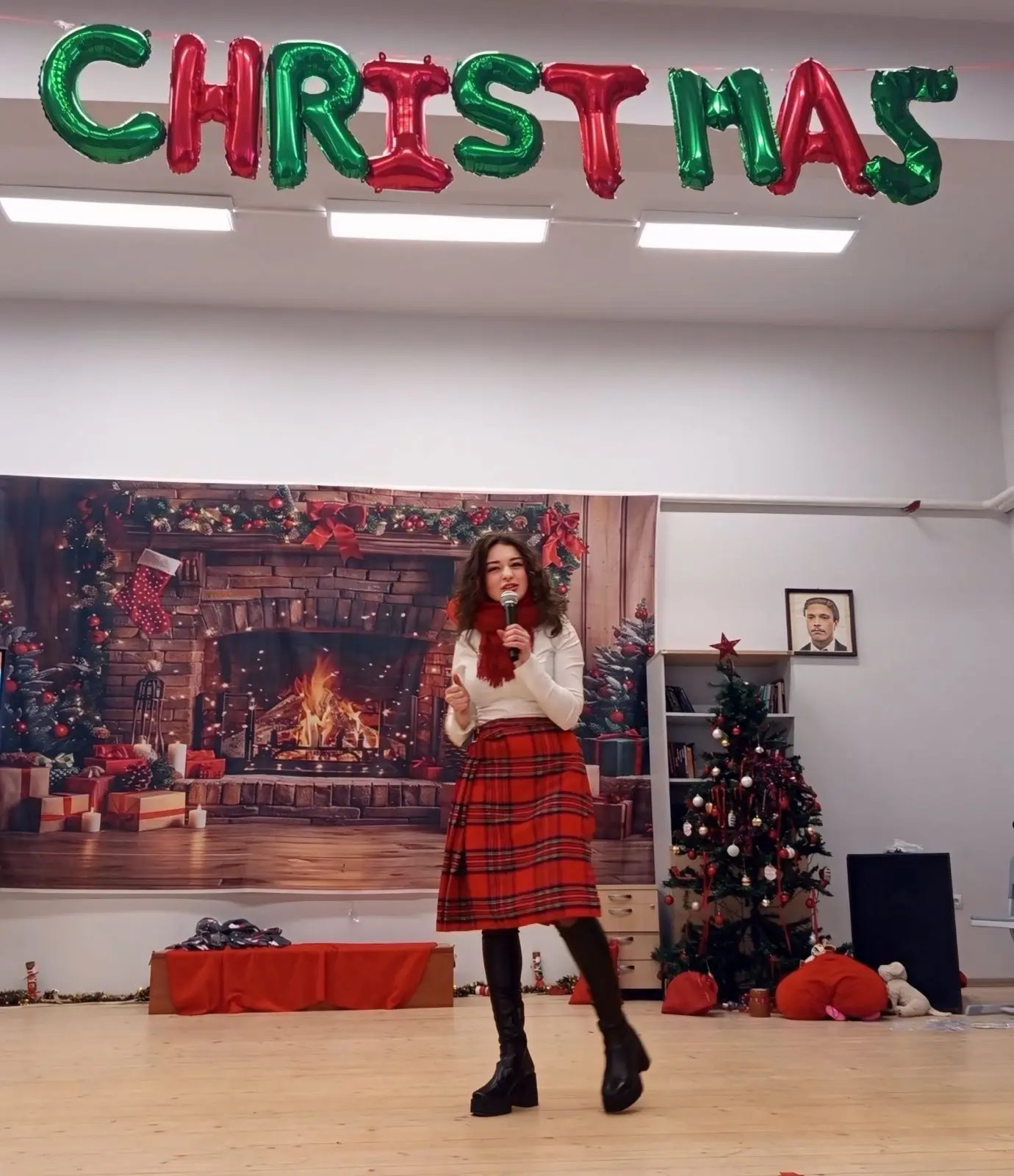 Моменти от многоезичното коледно тържество в НТГ