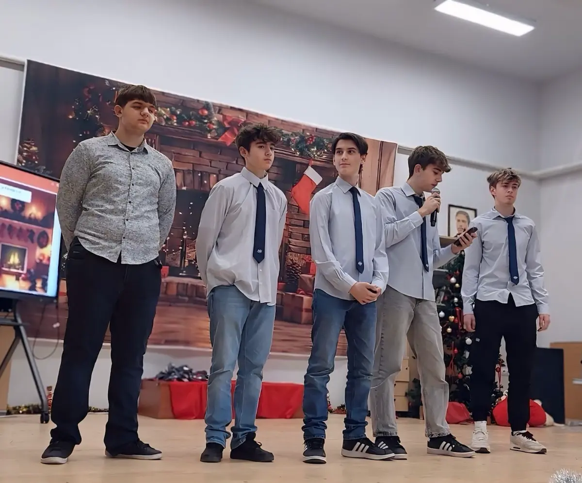 Моменти от многоезичното коледно тържество в НТГ