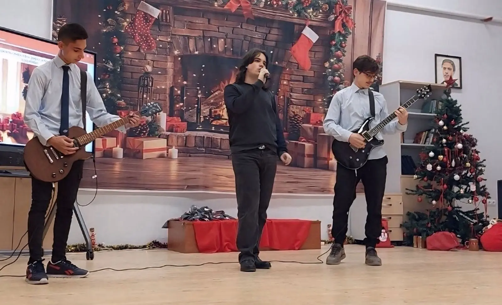 Моменти от многоезичното коледно тържество в НТГ