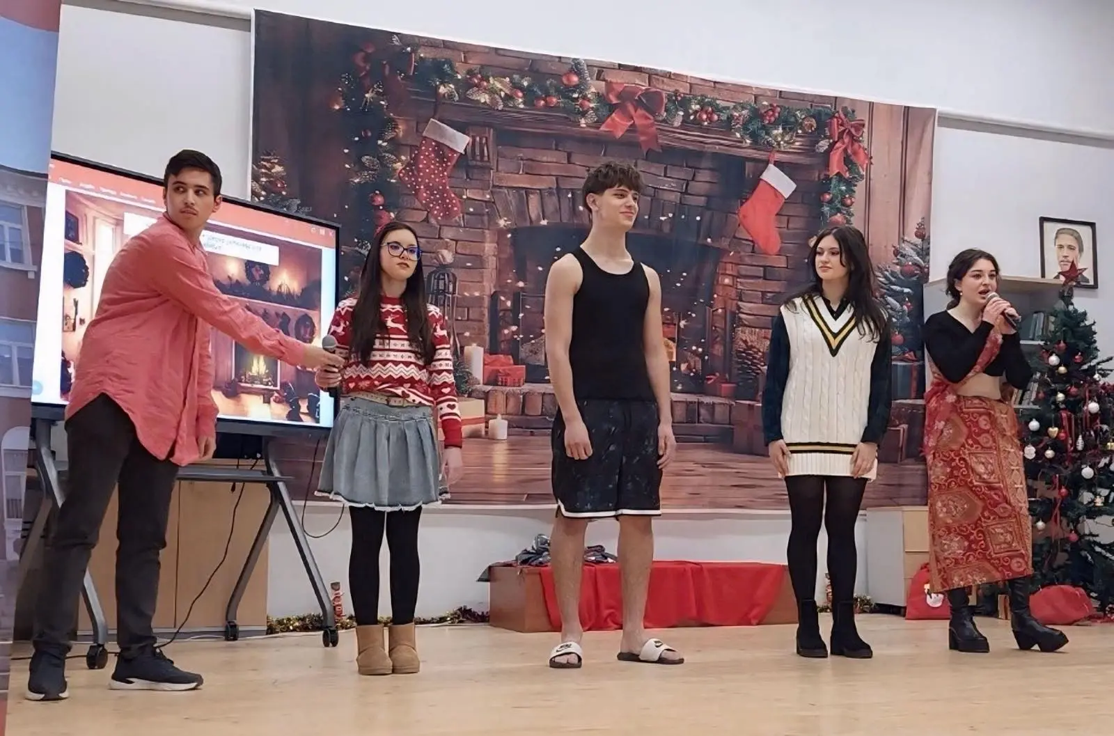 Моменти от многоезичното коледно тържество в НТГ