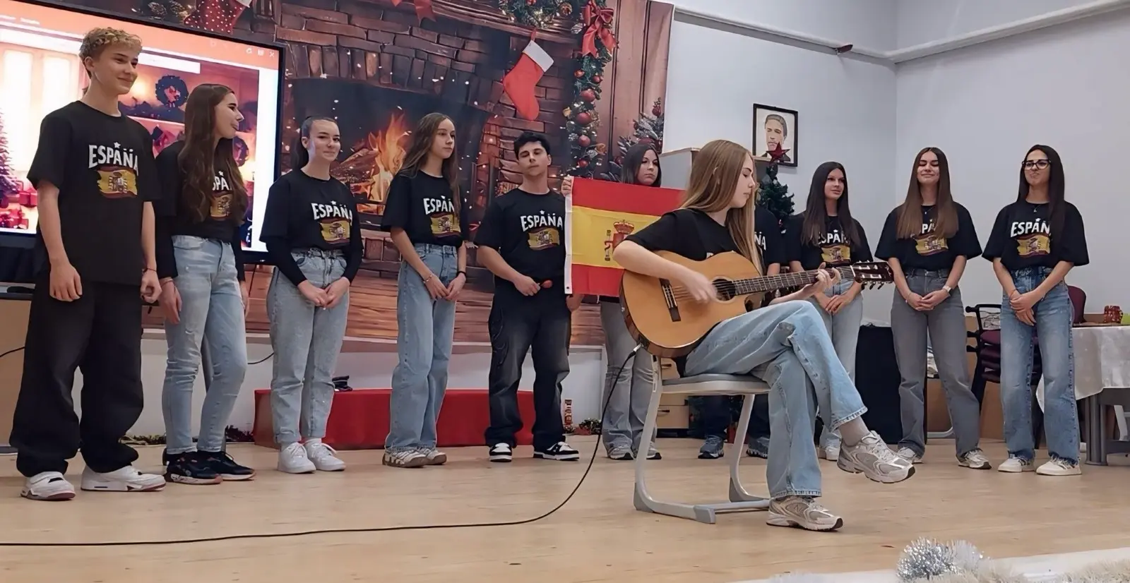 Моменти от многоезичното коледно тържество в НТГ