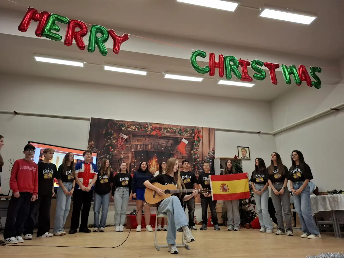 Моменти от многоезичното коледно тържество в НТГ