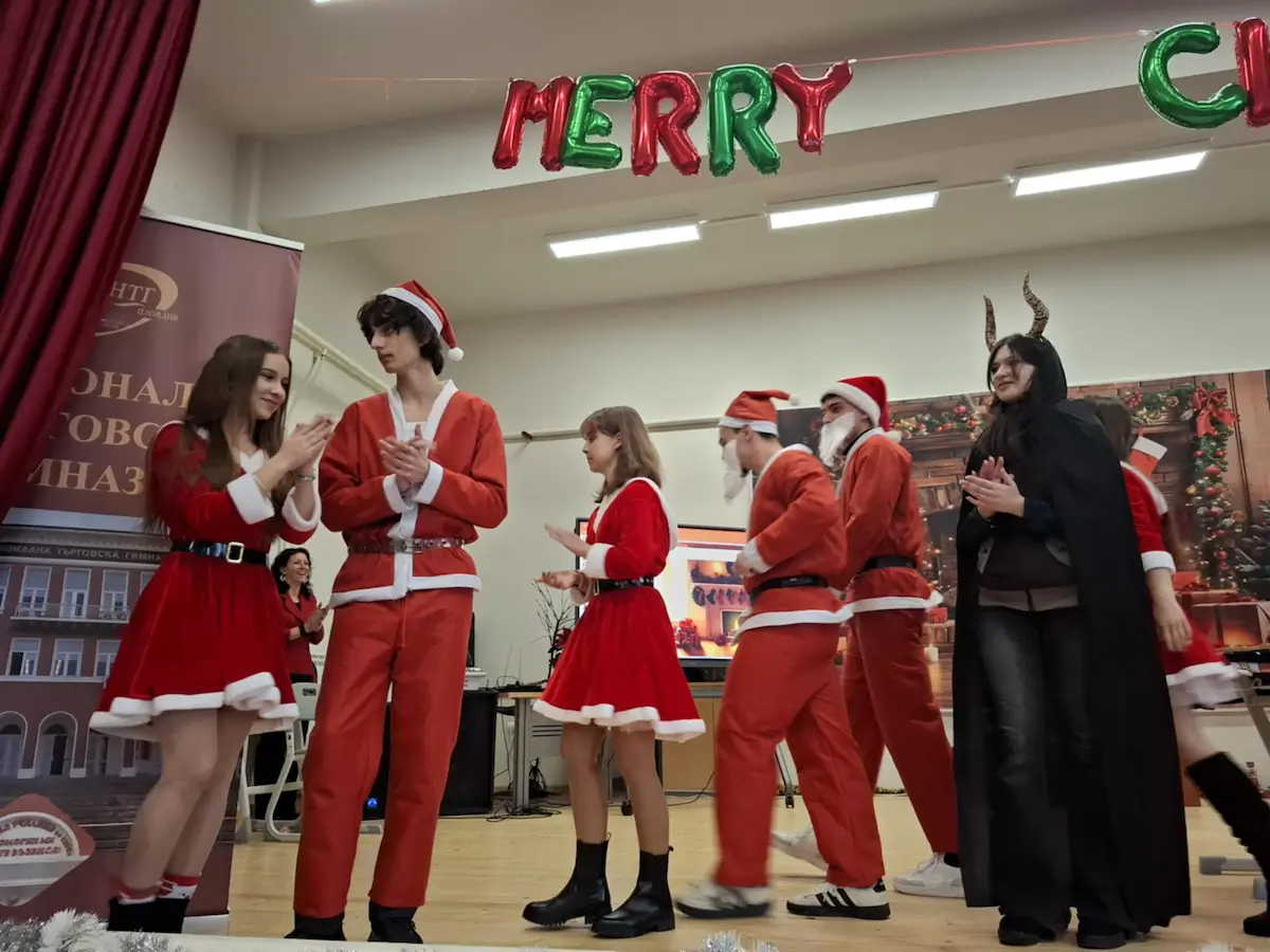 Моменти от многоезичното коледно тържество в НТГ