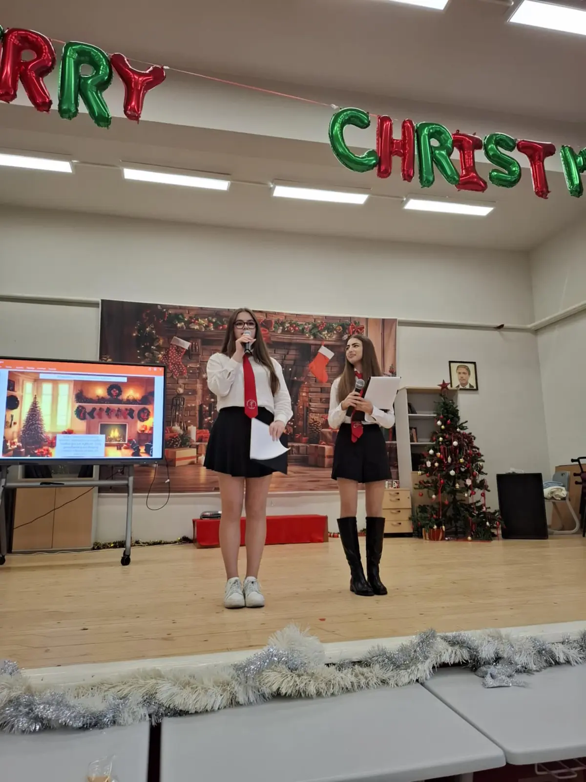 Моменти от многоезичното коледно тържество в НТГ