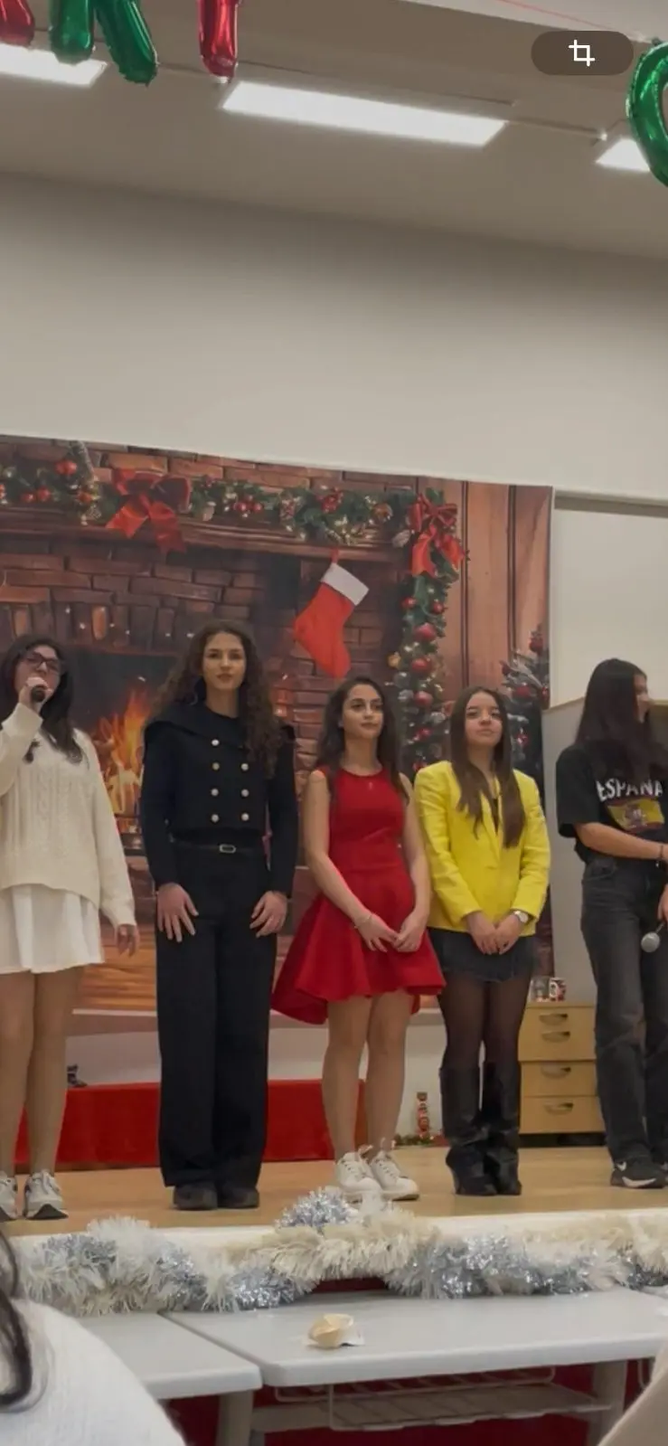 Моменти от многоезичното коледно тържество в НТГ