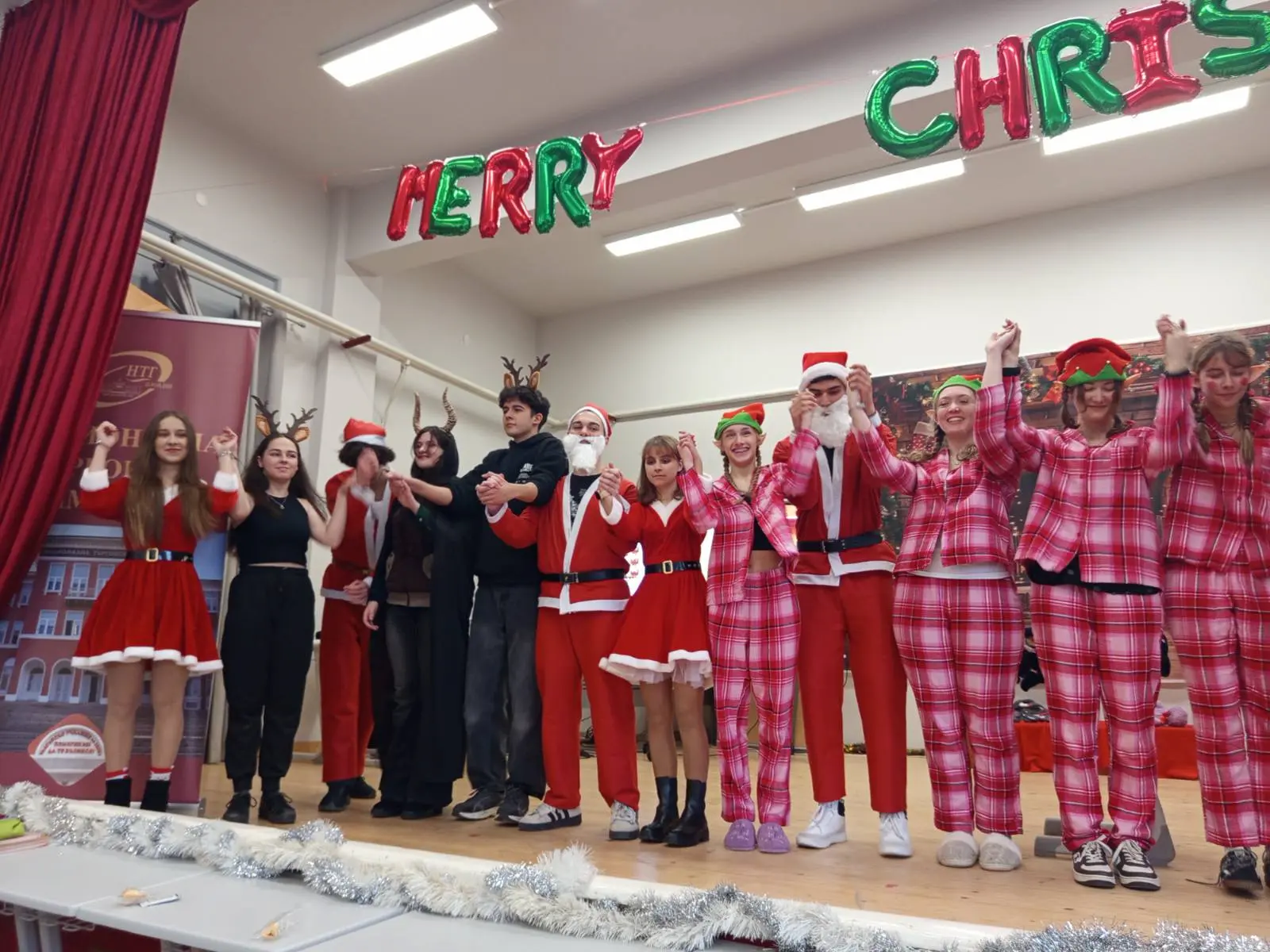 Моменти от многоезичното коледно тържество в НТГ