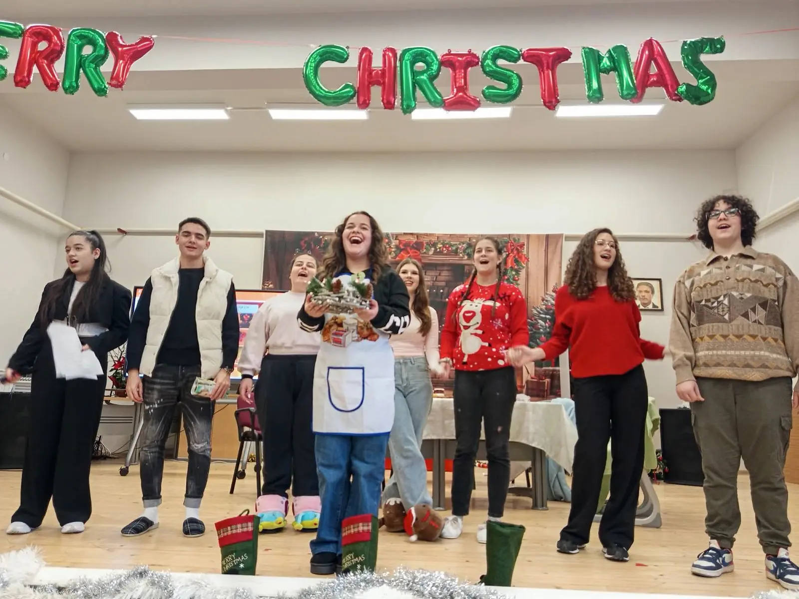 Моменти от многоезичното коледно тържество в НТГ