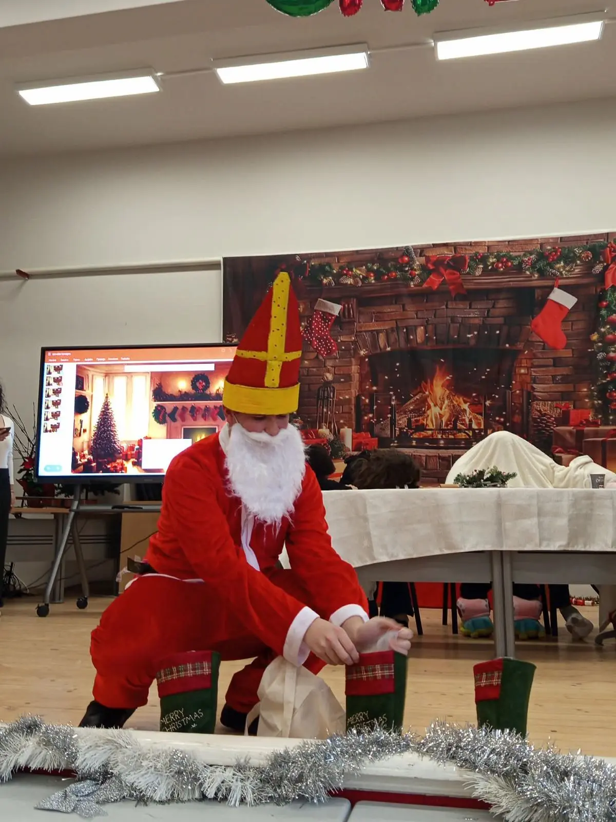 Моменти от многоезичното коледно тържество в НТГ