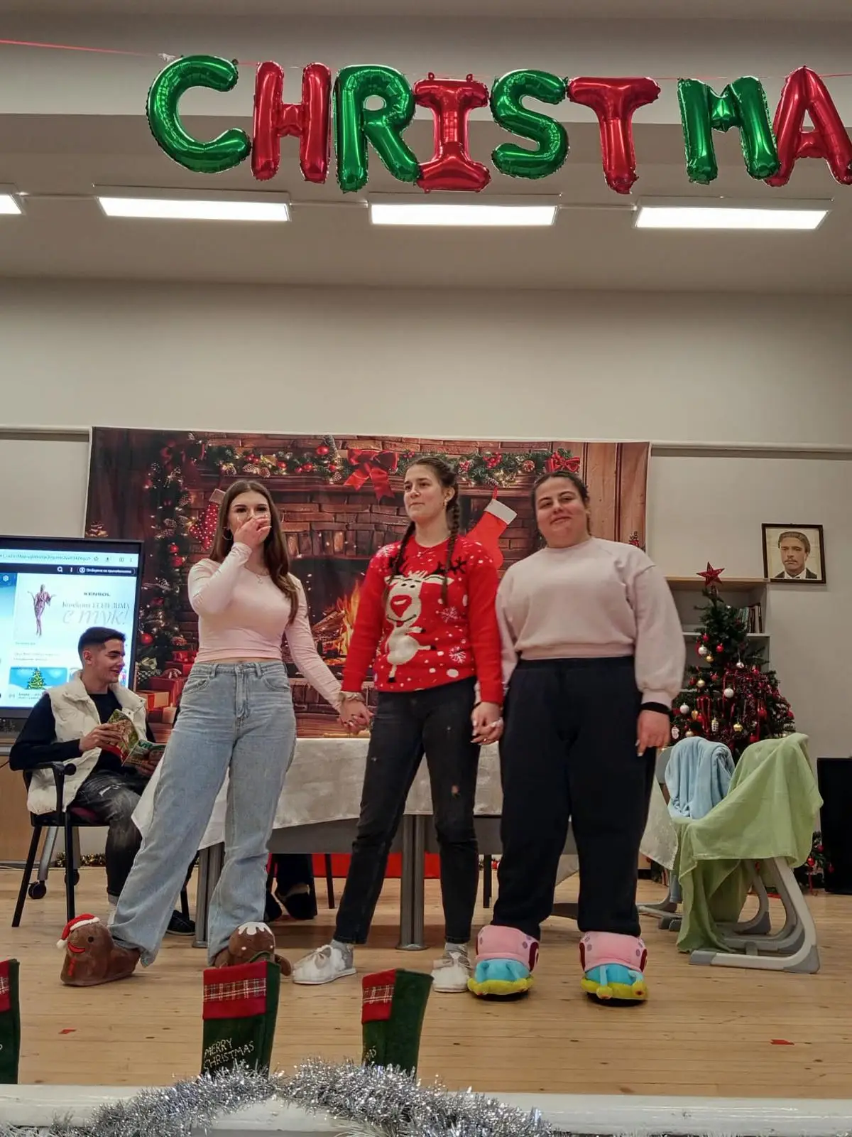 Моменти от многоезичното коледно тържество в НТГ