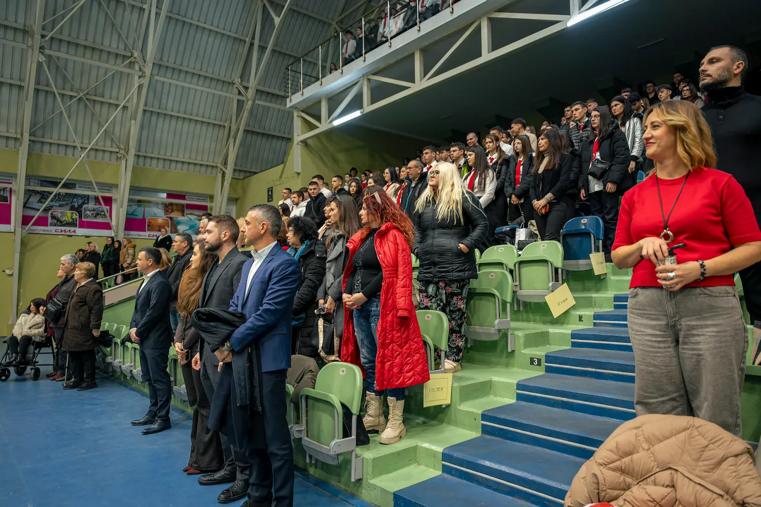 Ученици поднасят венци пред паметника на Васил Левски