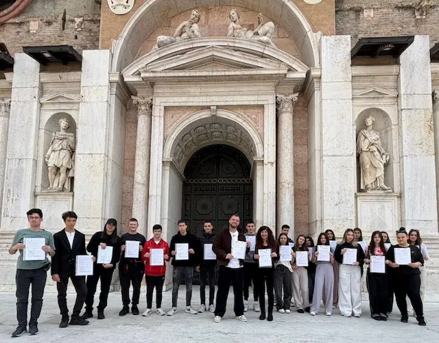 Vom Klassenzimmer in die reale Wirtschaft – Schülerinnen und Schüler der Nationalen Handelsoberschule Plowdiw mit erfolgreichem Praktikum in Italien