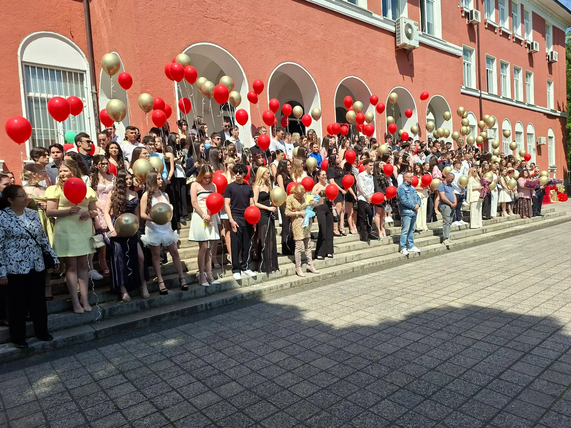 „На добър час!“ – НТГ изпрати зрелостниците си с тържествена церемония